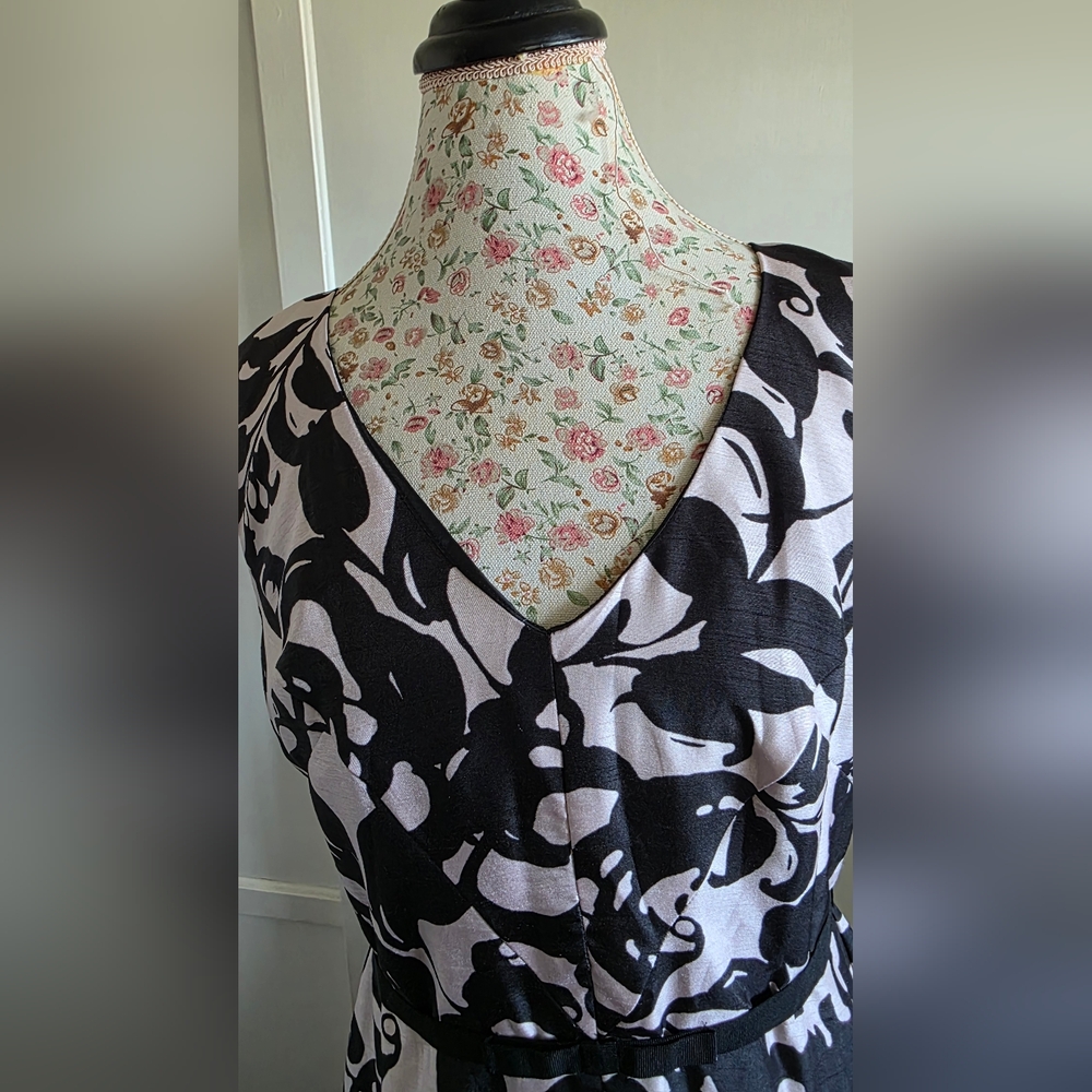 TAYLOR Elegant Black and White Floral Dress SIZE 12 - Picture 3 of 10